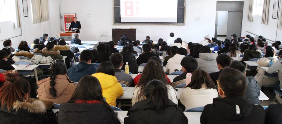 我校百名领导干部和专家学者走进课堂宣讲党的十九届四中全会精神.JPG